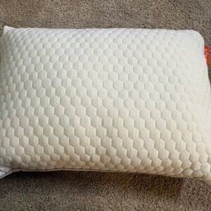 BRAND NEW LAYLA QUEEN MEMORY FOAM COOLING SHREDDED PILLOW. (HAVE SET OF 2)